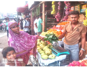 শাক-কচু বিক্রি করেই সংসার চলে সাদুল্লাপুরের মুক্তা বেগমের