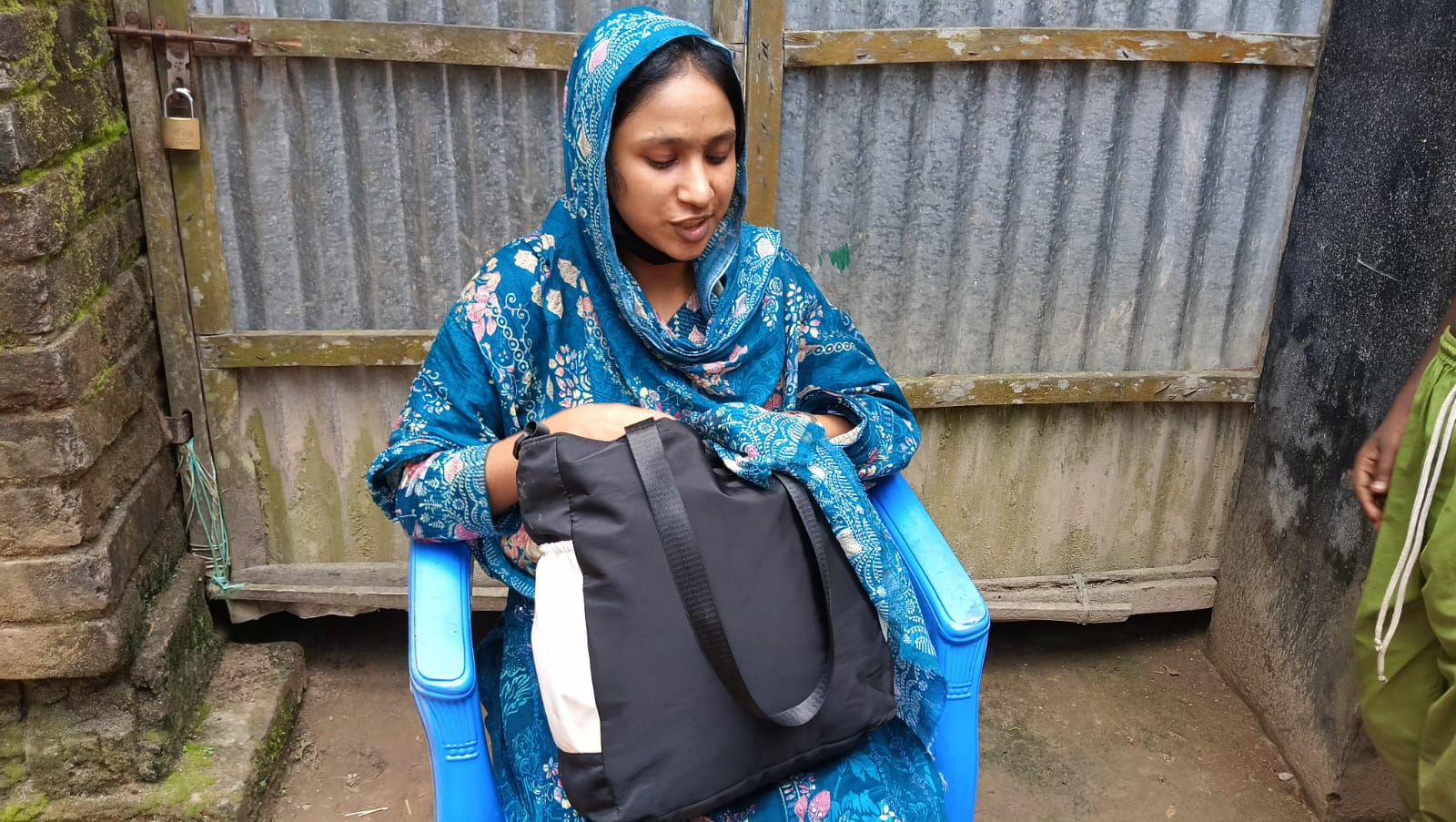 স্ত্রীর অধিকার প্রতিষ্ঠিত করতে স্বামীর বাড়ীতে অনশনে বসেছে নুপুর।